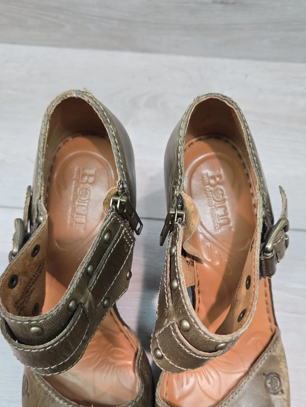 Born Women’s Distressed Leather Olive Green Chunky Heel Sandals Shoes Sz 7